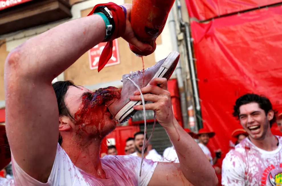 A reveller drinks wine from a shoe before the firing of 'chupinazo' which opens the San Fermin festival in Pamplona Spain, July 6, 2019. REUTERS/Susana Vera [[[REUTERS VOCENTO]]] SPAIN-CULTURE/BULLS-CHUPINAZO
