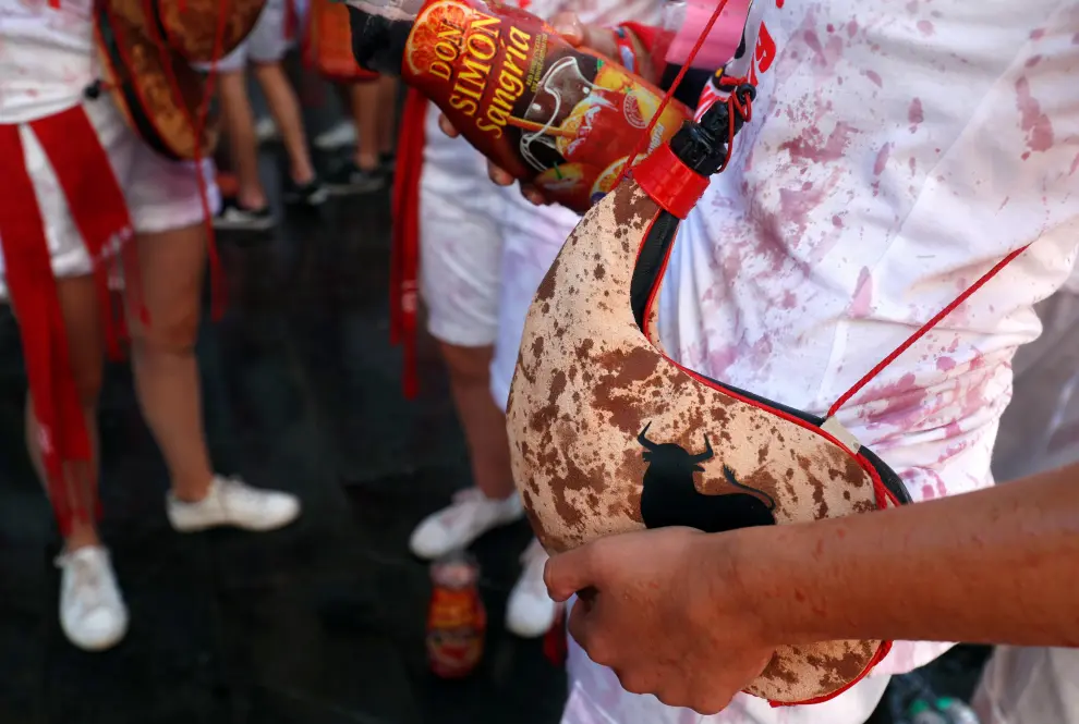 A reveller drinks wine from a shoe before the firing of 'chupinazo' which opens the San Fermin festival in Pamplona Spain, July 6, 2019. REUTERS/Susana Vera [[[REUTERS VOCENTO]]] SPAIN-CULTURE/BULLS-CHUPINAZO