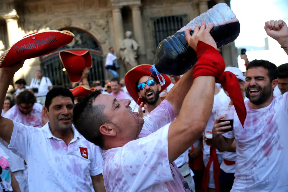 A reveller drinks wine before the firing of 'chupinazo', which opens the San Fermin festival in Pamplona Spain, July 6, 2019. REUTERS/Susana Vera [[[REUTERS VOCENTO]]] SPAIN-CULTURE/BULLS-CHUPINAZO
