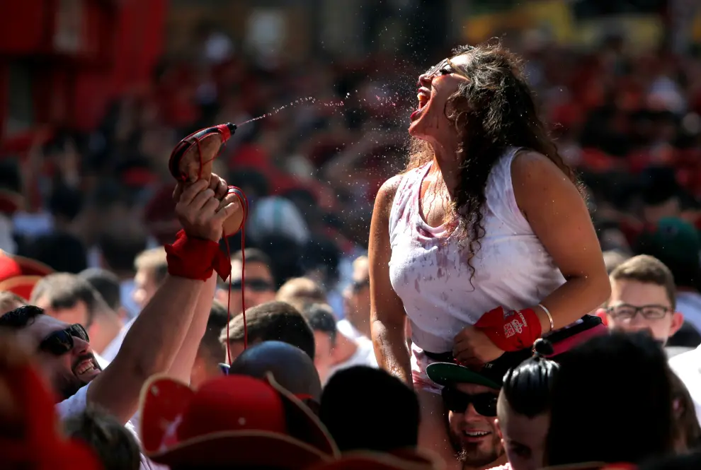 REFILE - REMOVING EXTRA WORD A man is splashed with sangria before the firing of 'chupinazo', which opens the San Fermin festival in Pamplona Spain, July 6, 2019. REUTERS/Jon Nazca [[[REUTERS VOCENTO]]] SPAIN-CULTURE/BULLS-CHUPINAZO