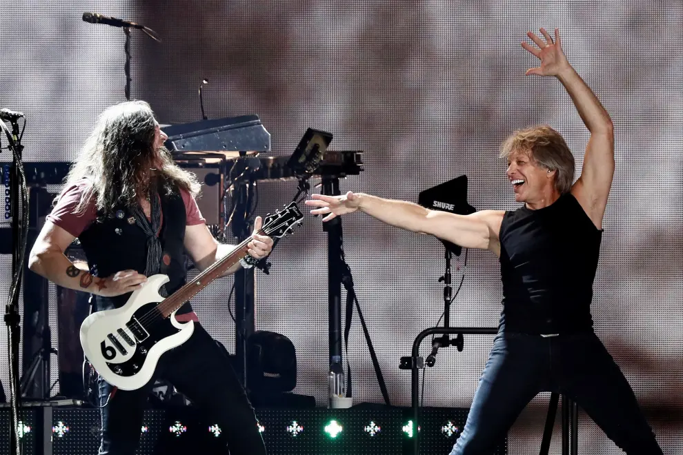 GRAF545. MADRID, 07/07/2019.- El cantante estadounidense Jon Bon Jovi (d), durante el concierto de su gira "This house is not for sale" ofrecido esta noche en el Wanda Metropolitano, en Madrid. EFE/Mariscal CONCIERTO DE BON JOVI EN MADRID