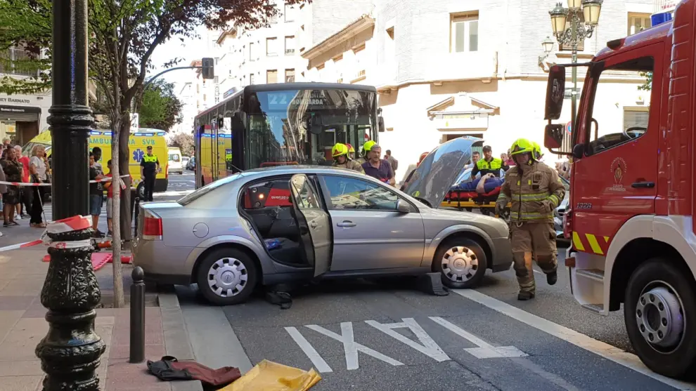 Accidente entre un bus y un coche en San Vicente de Paúl