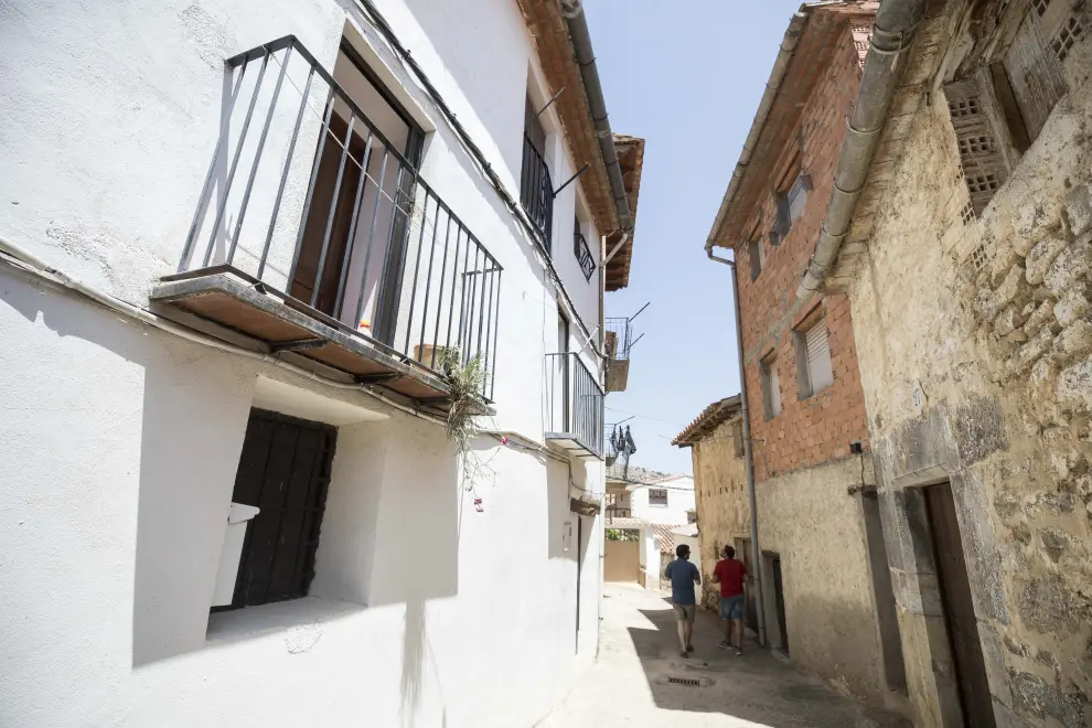 Rodeado en buena parte por tierras de la Comunidad Valenciana, este pequeño término municipal del Maestrazgo cuida los detalles urbanísticos y trabajacon denuedo en mantener los servicios.