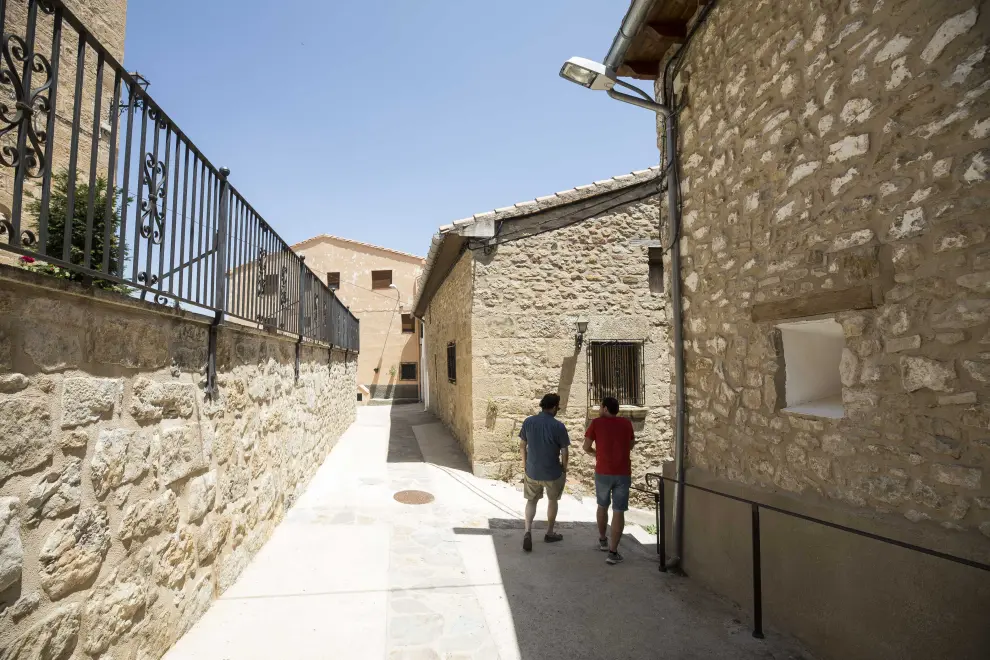 Rodeado en buena parte por tierras de la Comunidad Valenciana, este pequeño término municipal del Maestrazgo cuida los detalles urbanísticos y trabajacon denuedo en mantener los servicios.