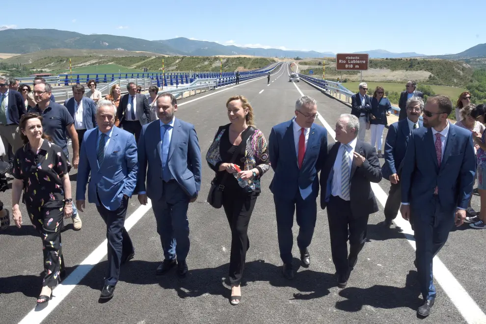 Ábalos, acompañado del resto de dirigentes políticos aragoneses, en el tramo de la A-21 abierto este jueves, en Huesca.
