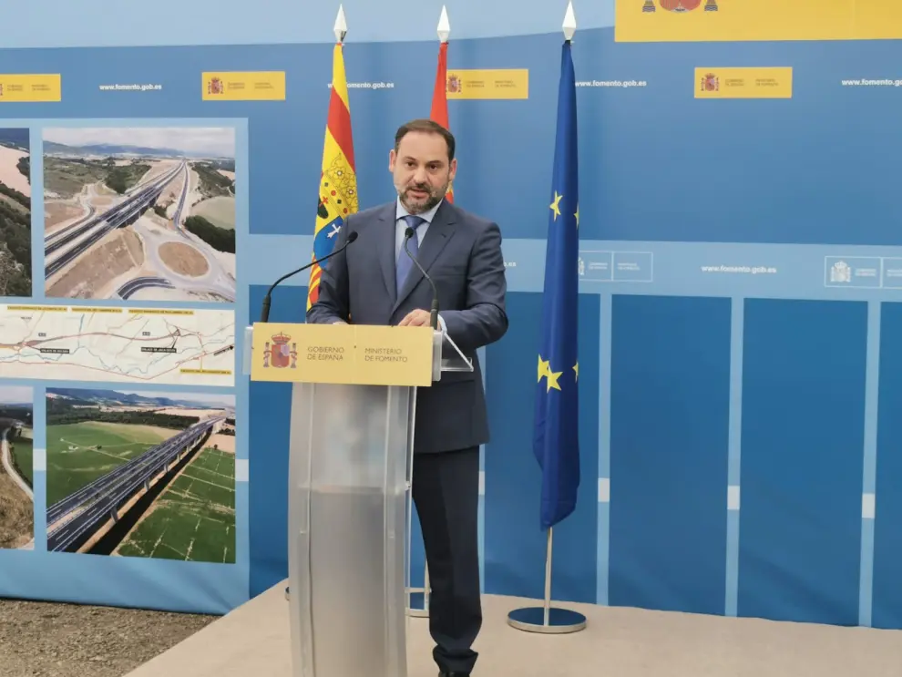 El ministro ha sido el encargado de destapar este jueves, junto el presidente de las Cortes de Aragón, Javier Sada, un hito en el kilómetro 97,9 de esta autovía A-21.