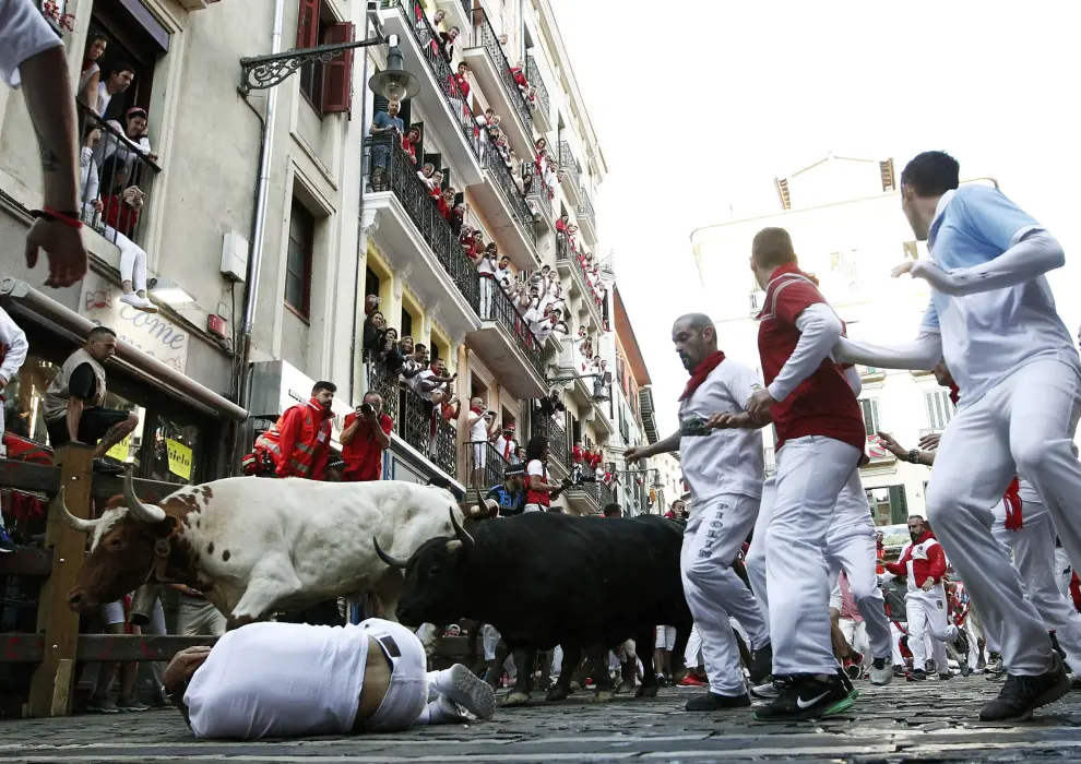 A shepherd runs along Estafeta Street before the running of the bulls during the San Fermin festival in Pamplona, Spain July 11, 2019. REUTERS/Jon Nazca [[[REUTERS VOCENTO]]] SPAIN-CULTURE/BULLS