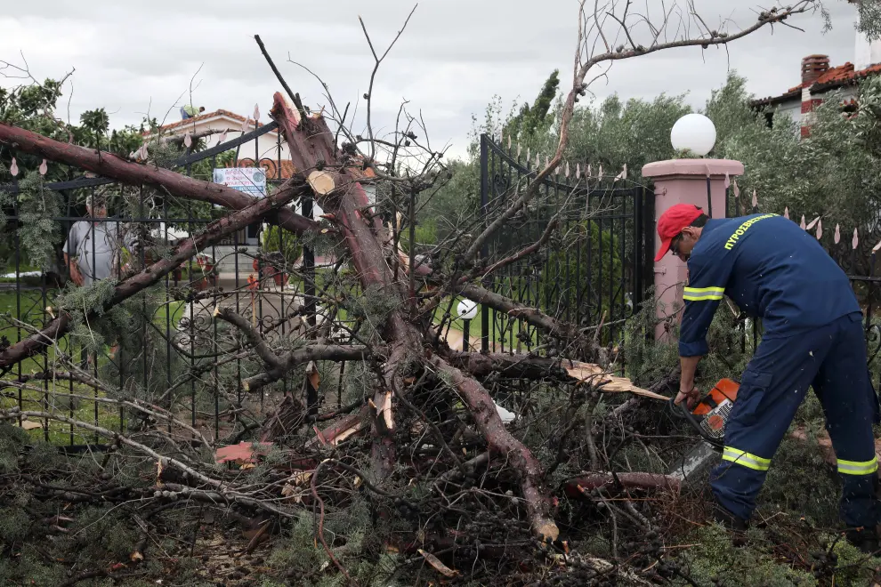 Chalkidiki (Greece), 11/07/2019.- A damaged car after heavy storms hit Sozopolis, Chalkidiki, northern Greece, 11 July 2019. Six foreign nationals, including two children, were killed after extreme weather conditions that struck Chalkidiki late night of 10 July 2019. (Grecia) EFE/EPA/VERVERIDIS VASSILIS Six people, including two children, were killed after extreme weather conditions that struck Chalkidiki, north Greece