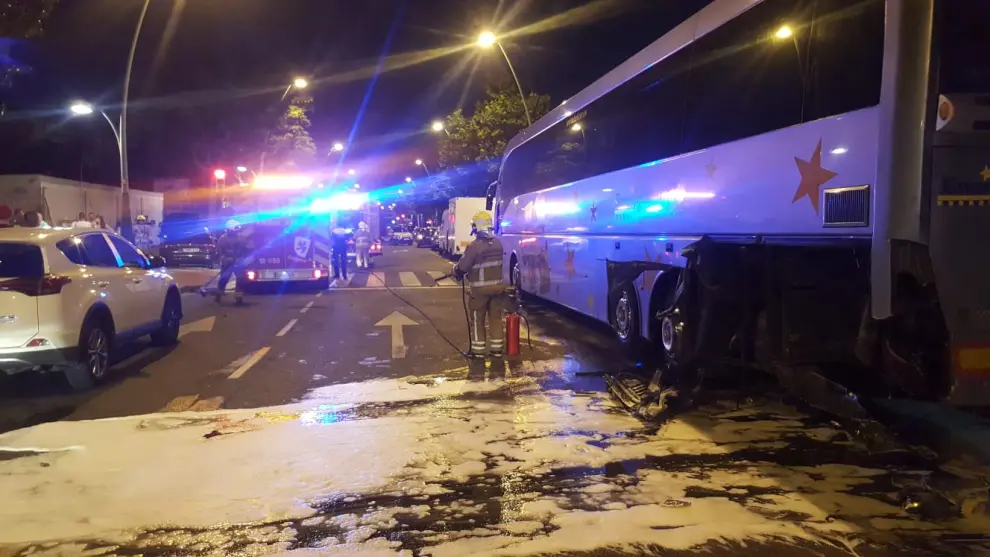 Accidente entre un coche y un autobús estacionado en la Almozara