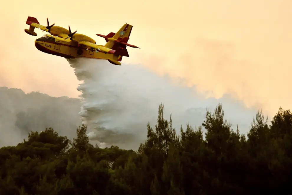 Agioi Theodoroi (Greece), 10/07/2019.- A helicopter tries to extinguish the wildfire that break at the area of Agioi Theodoroi, outside of Corinthe city, Peloponnese, southern Greece, 10 July 2019 (issued 11 July 2019). 64 firefighters, 24 land vehicles, 3 aircraft, 3 helicopters and 2 water wagons battled the fire. (Incendio, Grecia) EFE/EPA/VASSILIS PSOMAS Wildfire at Agioi Theodoroi in Peloponnese.