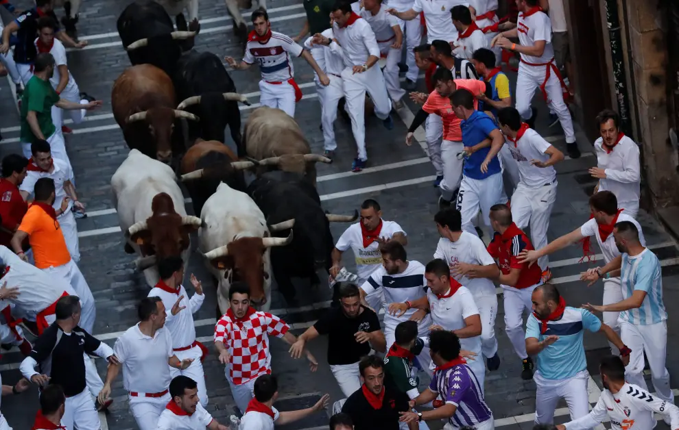 Revellers sprint near bulls and steers during the running of the bulls at the San Fermin festival in Pamplona, Spain, July 12, 2019. REUTERS/Susana Vera [[[REUTERS VOCENTO]]] SPAIN-CULTURE/BULLS