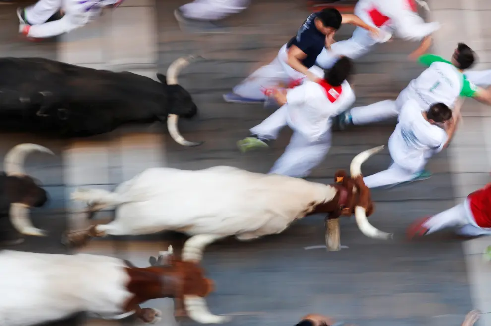 Revellers sprint near bulls and steers during the running of the bulls at the San Fermin festival in Pamplona, Spain, July 12, 2019. REUTERS/Susana Vera [[[REUTERS VOCENTO]]] SPAIN-CULTURE/BULLS
