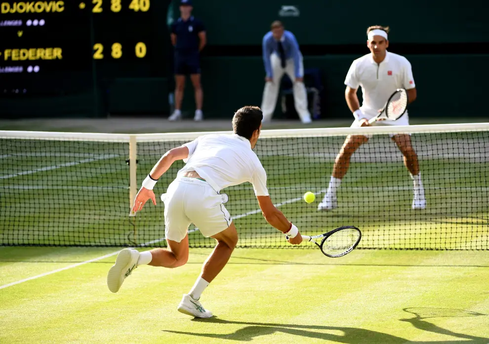 Wimbledon (United Kingdom), 14/07/2019.- Novak Djokovic of Serbia serves to Roger Federer of Switzerland in the men's final of the Wimbledon Championships at the All England Lawn Tennis Club, in London, Britain, 14 July 2019. (Tenis, Suiza, Reino Unido, Londres) EFE/EPA/NIC BOTHMA EDITORIAL USE ONLY/NO COMMERCIAL SALES Wimbledon Championships