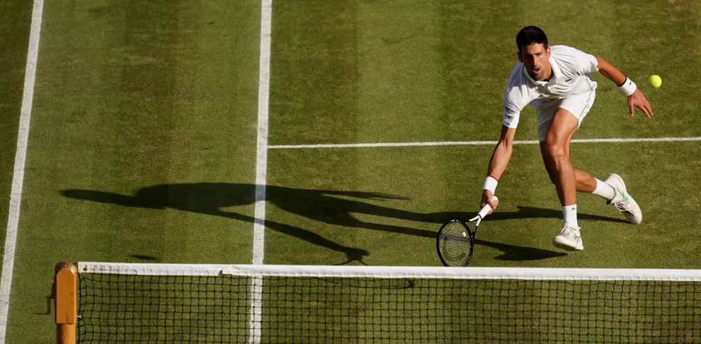 Wimbledon (United Kingdom), 14/07/2019.- Novak Djokovic (L) of Serbia in action against Roger Federer of Switzerland during their Men's final match for the Wimbledon Championships at the All England Lawn Tennis Club, in London, Britain, 14 July 2019. (Tenis, Suiza, Reino Unido, Londres) EFE/EPA/ANDY RAIN EDITORIAL USE ONLY/NO COMMERCIAL SALES Wimbledon Championships