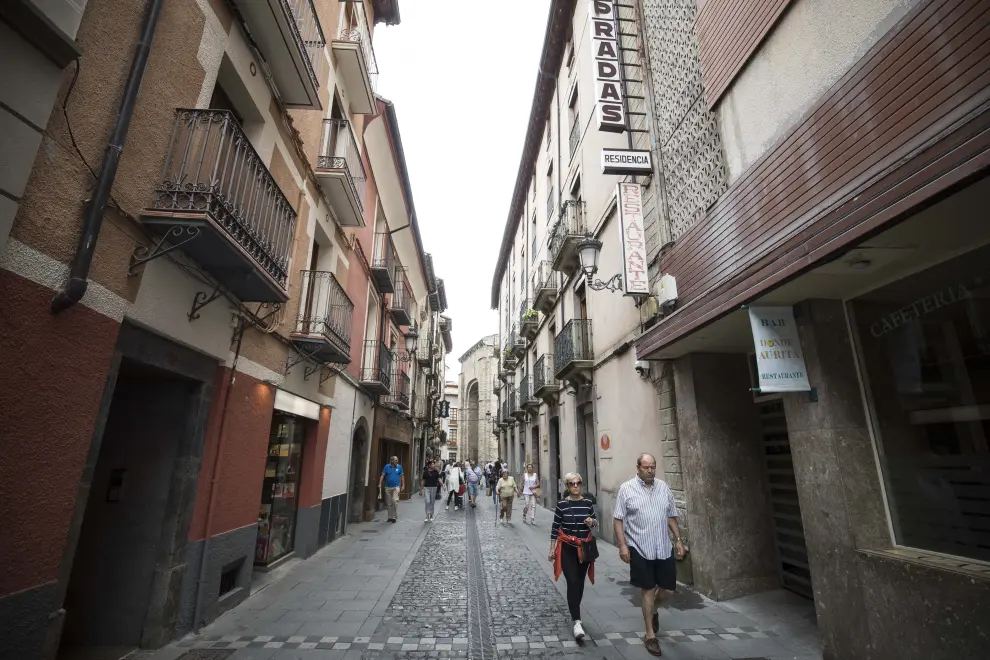 La cuarta economía municipal de Aragón tiene un censo de casi 13.000 habitantes y mantiene servicios para 50.000, dado el número de sus pobladores ocasionales durante casi todo el año.