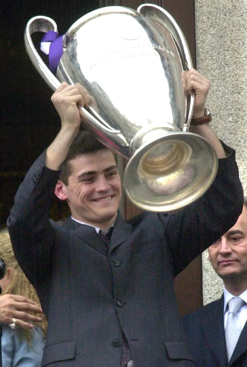 Departing Real Madrid captain and goalkeeper Iker Casillas waves to supporters at an official send-off at the Bernabeu stadium in Madrid, Spain, July 13, 2015.  Several hundred Real Madrid fans chanted for president Florentino Perez to resign at an official send-off for goalkeeper and captain Iker Casillas at the Bernabeu stadium on Monday. Real held the presentation following criticism over the surreal nature of Casillas's tearful news conference on Sunday, when he appeared to be alone in the stadium press room to read out a farewell statement. REUTERS/Andrea Comas SOCCER-SPAIN/CASILLAS