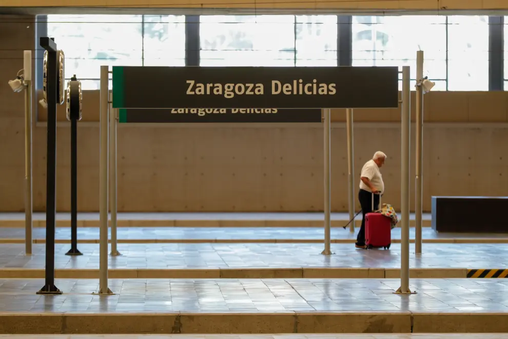Un viajero en la Estación Delicias de Zaragoza, este lunes.