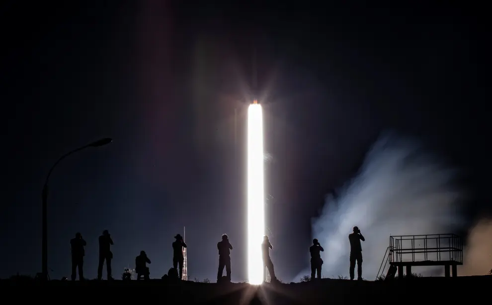 Photographers take pictures as the Soyuz MS-13 spacecraft carrying the crew formed of Andrew Morgan of NASA, Alexander Skvortsov of the Russian space agency Roscosmos and Luca Parmitano of European Space Agency blasts off to the International Space Station (ISS) from the launchpad at the Baikonur Cosmodrome, Kazakhstan July 20, 2019. REUTERS/Maxim Shemetov [[[REUTERS VOCENTO]]] SPACE-EXPLORATION/LAUNCH