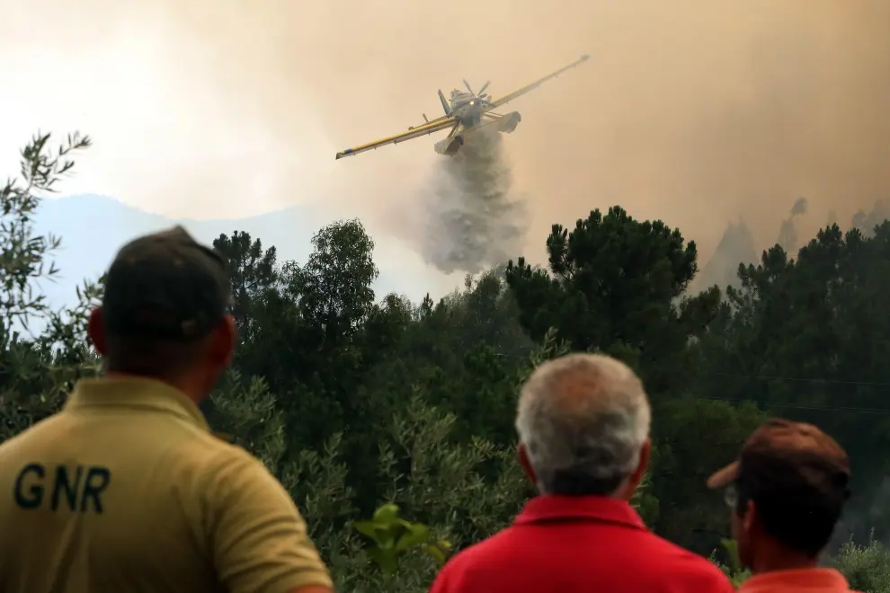 Macao (Portugal), 22/07/2019.- An airplane drops water on a forest fire in Casais de Sao Bento, Cardigos, Macao, Portugal, 22 July 2019. About 1078 firefighters, 332 vehicles and 14 airplane are fighting the forest fire. The wild fires in central Portugal started on 20 July and are spreading by strong winds. (Incendio) EFE/EPA/ANTIONIO JOSE Forest fire in Macao