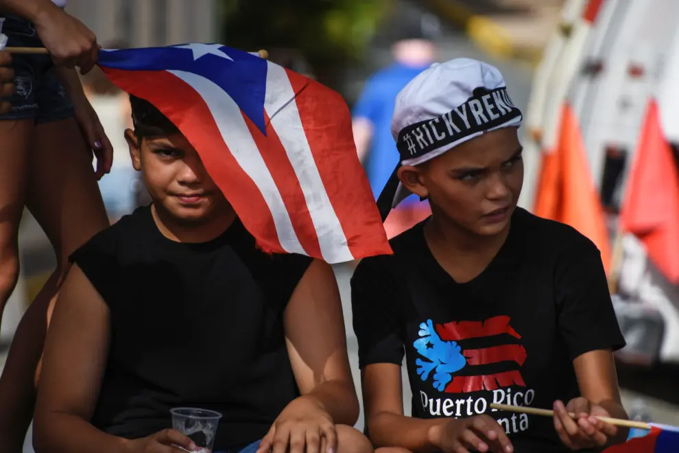 Puerto Rican rapper Residente, whose name is Rene Perez, talks to police during ongoing protests calling for the resignation of Governor Ricardo Rossello in San Juan, Puerto Rico July 24, 2019. REUTERS/Marco Bello [[[REUTERS VOCENTO]]] USA-PUERTORICO/