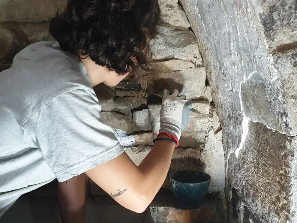 La Escuela de Restauración ha realizado tres campañas de intervención en las pinturas de la ermita de San Blas de Broto.