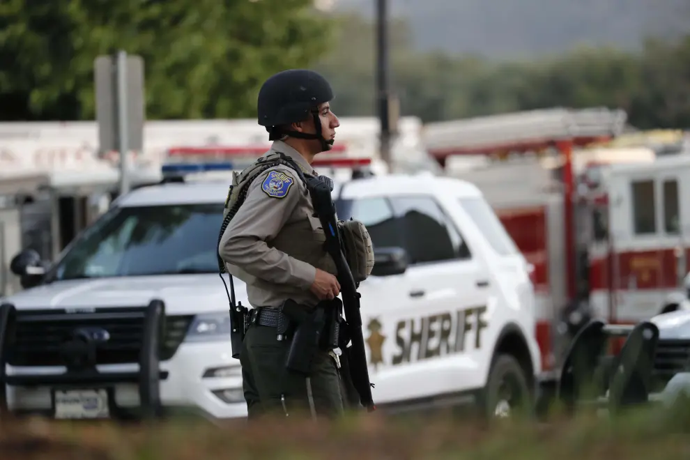 Gilroy (United States), 29/07/2019.- A law enforcement officer stands guard at Gilroy High School, a staging area for emergency services near one of the roadways to the entrance of Christmas Hill Park, where the Gilroy Garlic Festival was coming to an end of the last day where an active gunman fired upon patrons in Gilroy, California, USA, 28 July 2019. According to media reports, at least 11 people were shot, three fatally, after a gunman armed with a rifle opened fire at about 5:30 pm local time, at the food festival, one of the largest in the United States. Gilroy is located in Northern California. Local law enforcement and officials from the Bureau of Alcohol, Tobacco, Firearms and Explosives are on the scene. (Incendio, Abierto, Estados Unidos) EFE/EPA/JOHN G. MABANGLO Gunman opens fire at Gilroy Garlic Festival, leaving three dead and several wounded