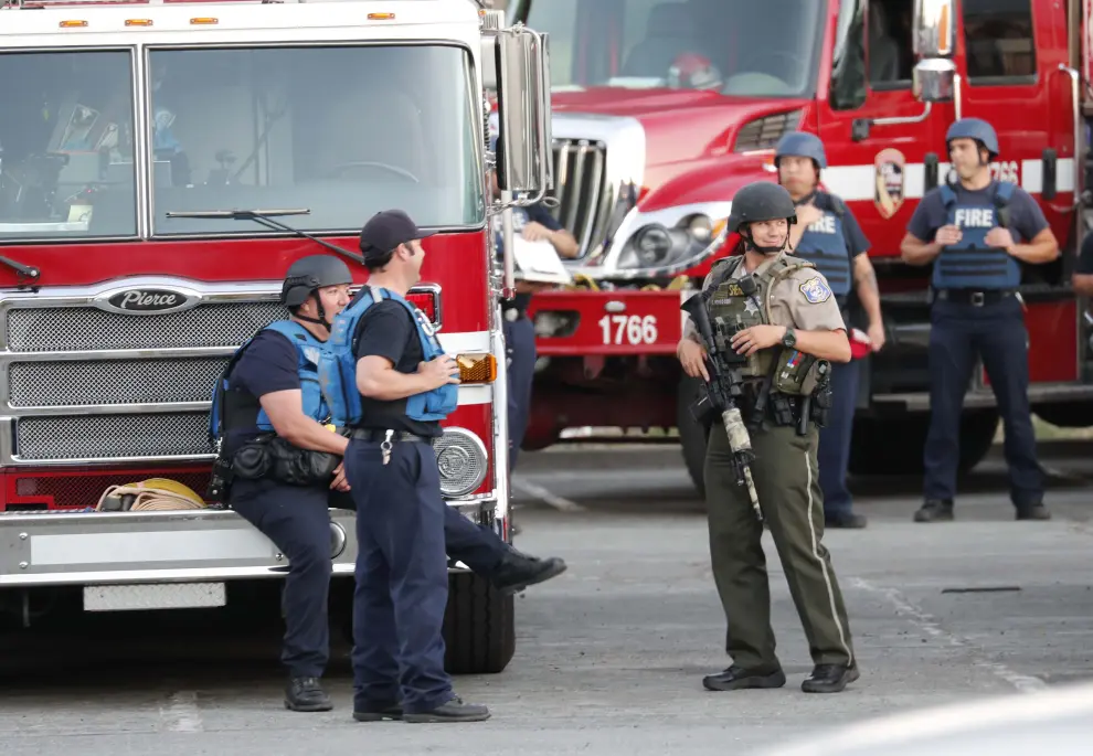 Gilroy (United States), 29/07/2019.- Law enforcement officers stand guard at Gilroy High School, a staging area for emergency services near one of the roadways to the entrance of Christmas Hill Park, where the Gilroy Garlic Festival was coming to an end of the last day when an active gunman fired upon patrons in Gilroy, California, USA, 28 July 2019. According to media reports, at least 11 people were shot, three fatally, after a gunman armed with a rifle opened fire at about 5:30 pm local time, at the food festival, one of the largest in the United States. Gilroy is located in Northern California. Local law enforcement and officials from the Bureau of Alcohol, Tobacco, Firearms and Explosives are on the scene. (Incendio, Abierto, Estados Unidos) EFE/EPA/JOHN G. MABANGLO Gunman opens fire at Gilroy Garlic Festival, leaving three dead and several wounded