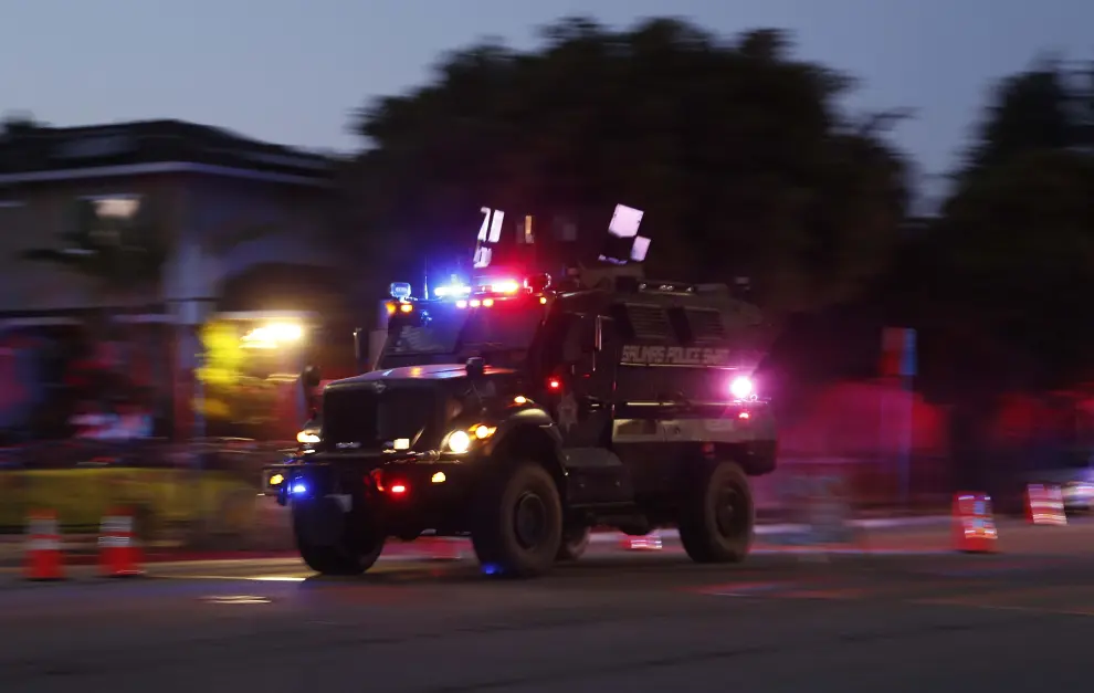 Gilroy (United States), 29/07/2019.- Law enforcement, fire and paramedics in action near one of the roadways to the entrance of Christmas Hill Park, where the Gilroy Garlic Festival was coming to an end of the last day when an active gunman fired upon patrons in Gilroy, California, USA, 28 July 2019. According to media reports, at least 11 people were shot, three fatally, after a gunman armed with a rifle opened fire at about 5:30 pm local time, at the food festival, one of the largest in the United States. Gilroy is located in Northern California. Local law enforcement and officials from the Bureau of Alcohol, Tobacco, Firearms and Explosives are on the scene. (Incendio, Abierto, Estados Unidos) EFE/EPA/JOHN G. MABANGLO Gunman opens fire at Gilroy Garlic Festival, leaving three dead and several wounded