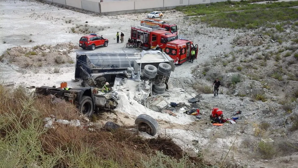 El conductor del camión ha sido rescatado por el servicio municipal de Bomberos, que lo ha trasladado a la MAZ con politraumatismos.