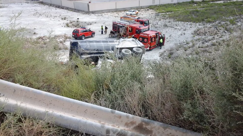 El conductor del camión ha sido rescatado por el servicio municipal de Bomberos, que lo ha trasladado a la MAZ con politraumatismos.