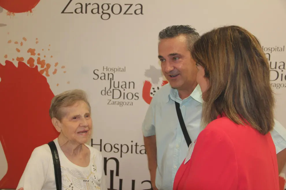 Paula Moreno, la paciente que sufrió un ictus en un autobús urbano de Zaragoza, se reencuentra al salir del hospital con el conductor que avisó a los servicios de emergencia, Plácido Méndez.