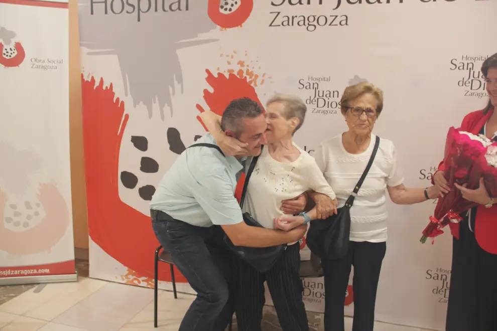 Paula Moreno, la paciente que sufrió un ictus en un autobús urbano de Zaragoza, se reencuentra al salir del hospital con el conductor que avisó a los servicios de emergencia, Plácido Méndez.