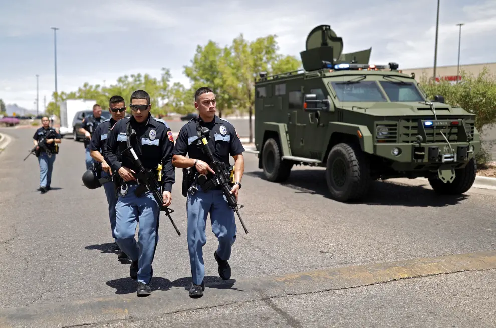 Police arrive after a mass shooting at a Walmart in El Paso, Texas, U.S. August 3, 2019. REUTERS/Jorge Salgado NO RESALES. NO ARCHIVES. [[[REUTERS VOCENTO]]] TEXAS-SHOOTING/