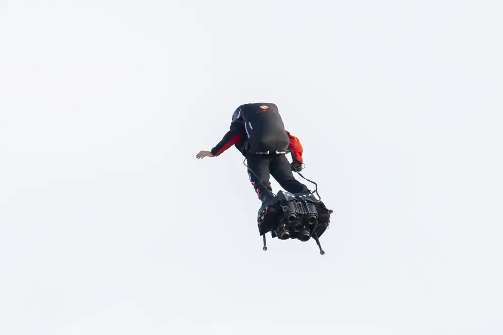 Sangatte (France), 04/08/2019.- Frenchman 'Flyman' Franky Zapata starts to cross the English Channel on a jet-powered flyboard he designed from Sangatte, France, to Saint Margaret's Bay, near Dover, Britain, 04 August 2019. (Francia, Reino Unido) EFE/EPA/SEBASTIEN COURDJI French inventor Franky Zapata crossing English Channel by flyboard