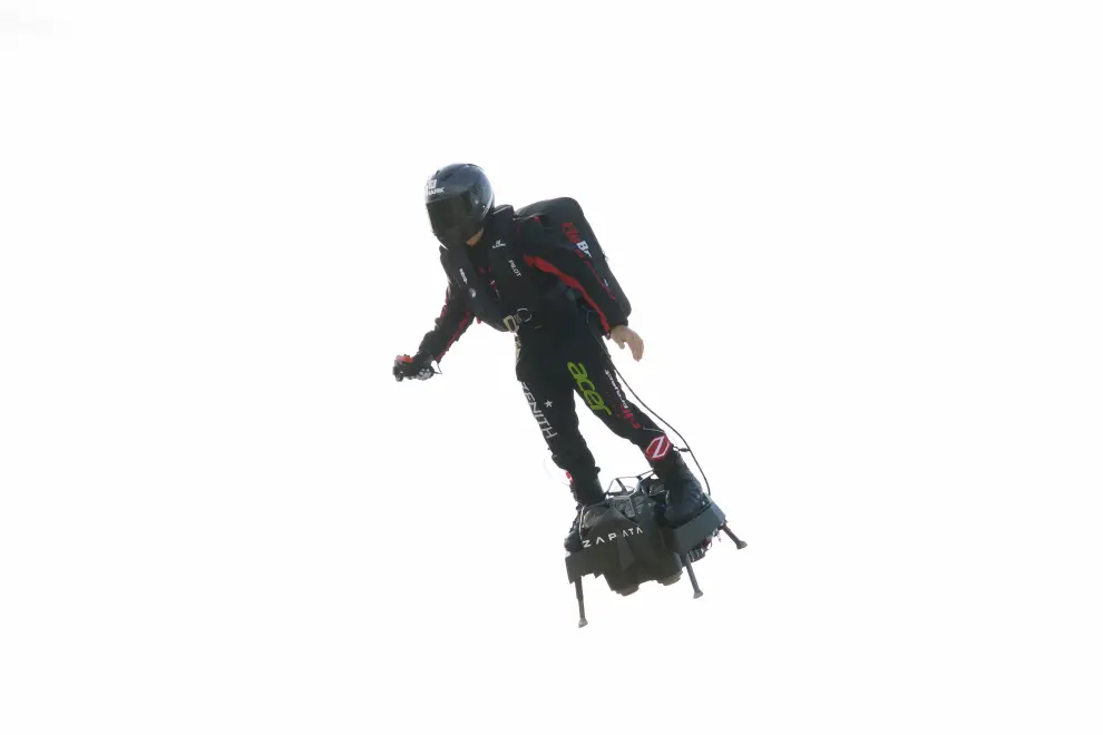 Sangatte (France), 04/08/2019.- Frenchman 'Flyman' Franky Zapata starts to cross the English Channel on a jet-powered flyboard he designed from Sangatte, France, to Saint Margaret's Bay, near Dover, Britain, 04 August 2019. French former jet-ski champion and inventor Franky Zapata has failed in his first attempt to cross the English Channel on his jet-powered flyboard, from northern France to southern England in just 20 minutes, on 25 July 2019. (Francia, Reino Unido) EFE/EPA/SEBASTIEN COURDJI French inventor Franky Zapata crossing English Channel by flyboard