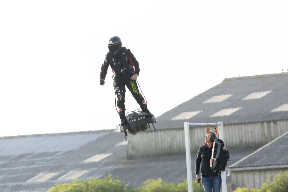 Sangatte (France), 04/08/2019.- Frenchman 'Flyman' Franky Zapata starts to cross the English Channel on a jet-powered flyboard he designed from Sangatte, France, to Saint Margaret's Bay, near Dover, Britain, 04 August 2019. French former jet-ski champion and inventor Franky Zapata has failed in his first attempt to cross the English Channel on his jet-powered flyboard, from northern France to southern England in just 20 minutes, on 25 July 2019. (Francia, Reino Unido) EFE/EPA/SEBASTIEN COURDJI French inventor Franky Zapata crossing English Channel by flyboard