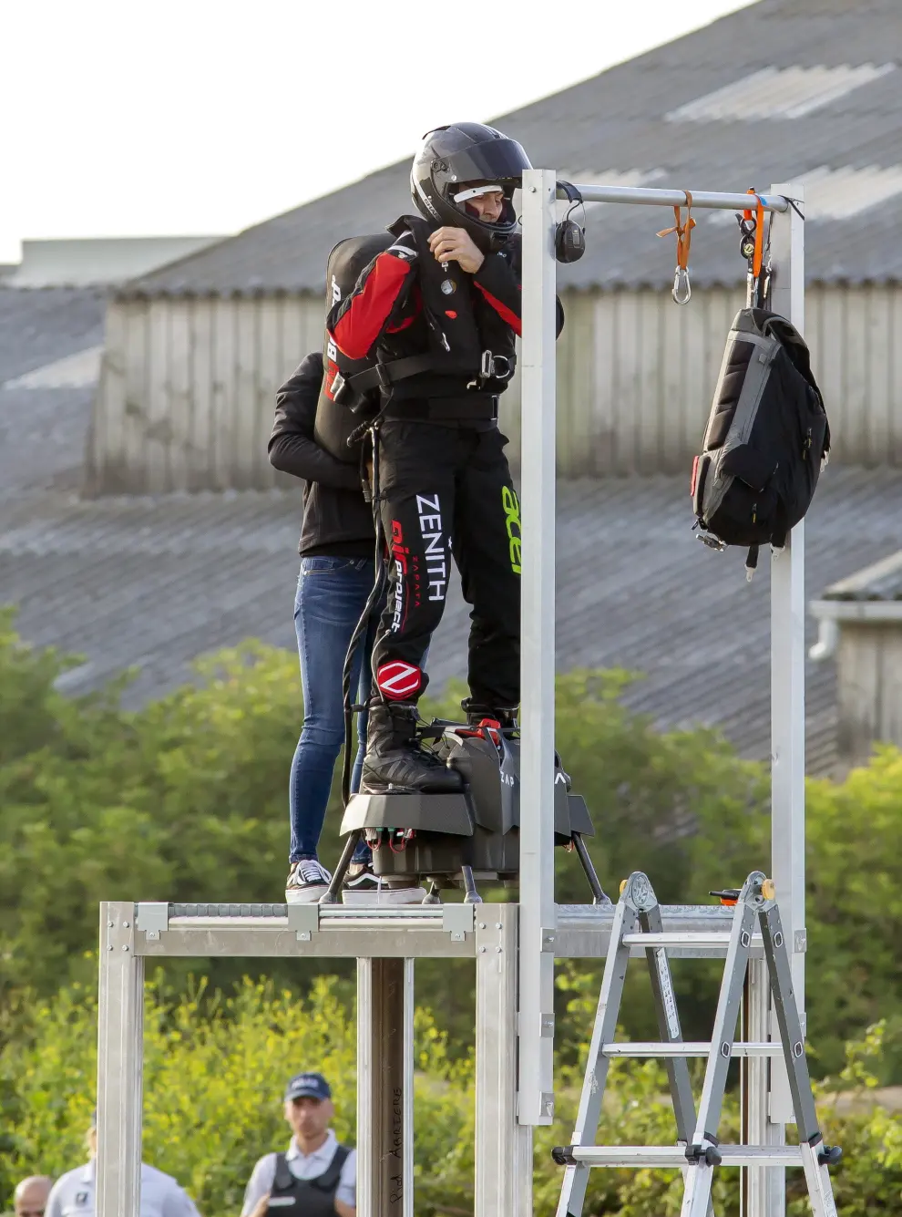 Sangatte (France), 04/08/2019.- Frenchman 'Flyman' Franky Zapata (R) prepares to cross the English Channel on a jet-powered flyboard he designed from Sangatte, France, to Saint Margaret's Bay, near Dover, Britain, 04 August 2019. French former jet-ski champion and inventor Franky Zapata has failed in his first attempt to cross the English Channel on his jet-powered flyboard, from northern France to southern England in just 20 minutes, on 25 July 2019. (Francia, Reino Unido) EFE/EPA/SEBASTIEN COURDJI French inventor Franky Zapata crossing English Channel by flyboard