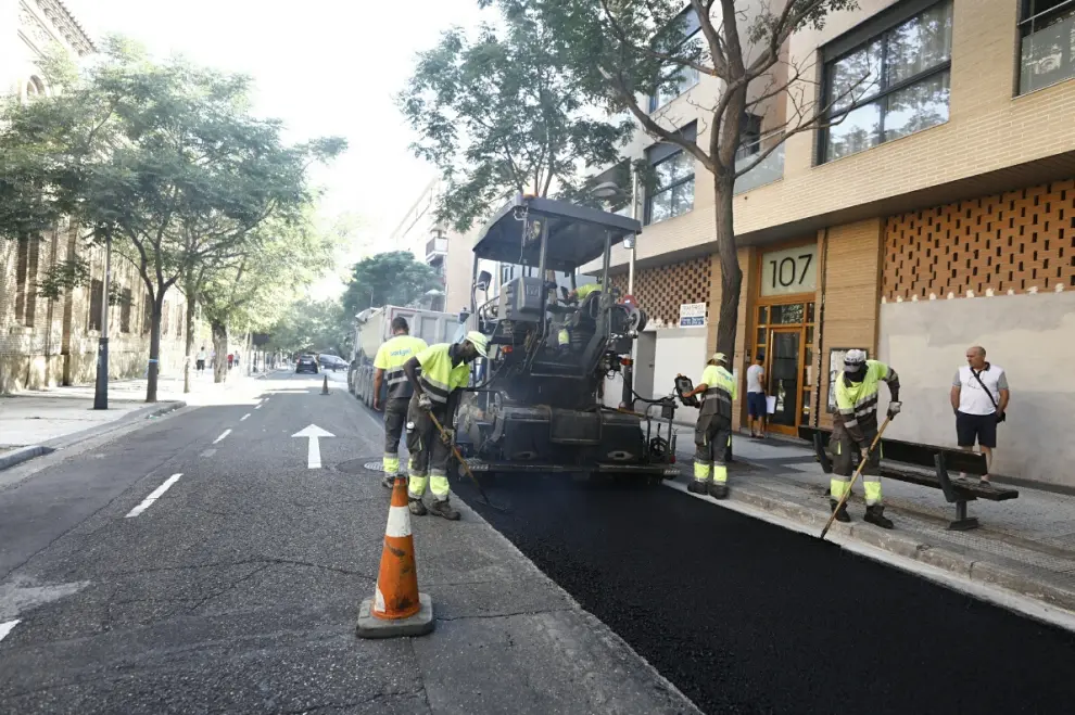Labores de asfaltado en la avenida de América de Zaragoza.