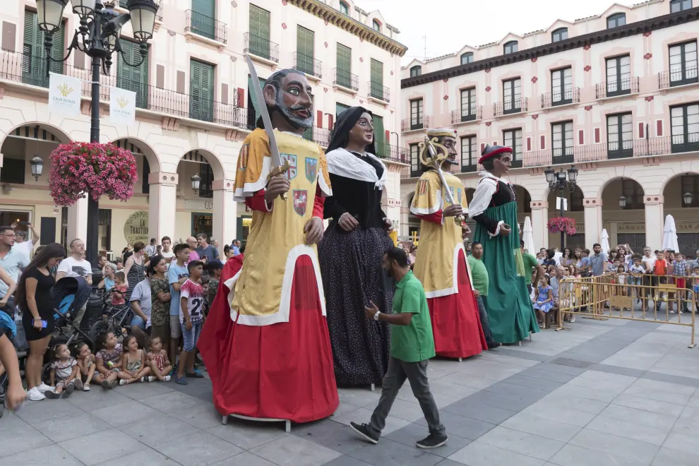 Ensayo de Gigantes y Cabezudos en Huesca.