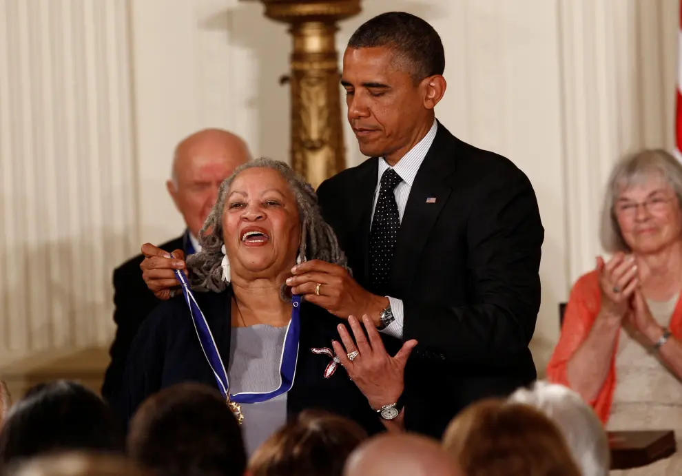 FILE PHOTO: Novelist Toni Morrison smiles with U.S. President Barack Obama as he prepares to award her a 2012 Presidential Medal of Freedom during a ceremony in the East Room of the White House in Washington, May 29, 2012. REUTERS/Kevin Lamarque/File Photo [[[REUTERS VOCENTO]]] PEOPLE-TONI MORRISON/