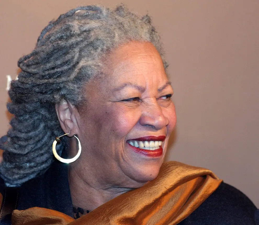 FILE PHOTO: U.S. President Barack Obama awards novelist Toni Morrison a 2012 Presidential Medal of Freedom during a ceremony in the East Room of the White House in Washington, May 29, 2012.  REUTERS/Kevin Lamarque/File Photo [[[REUTERS VOCENTO]]] PEOPLE-TONI MORRISON/