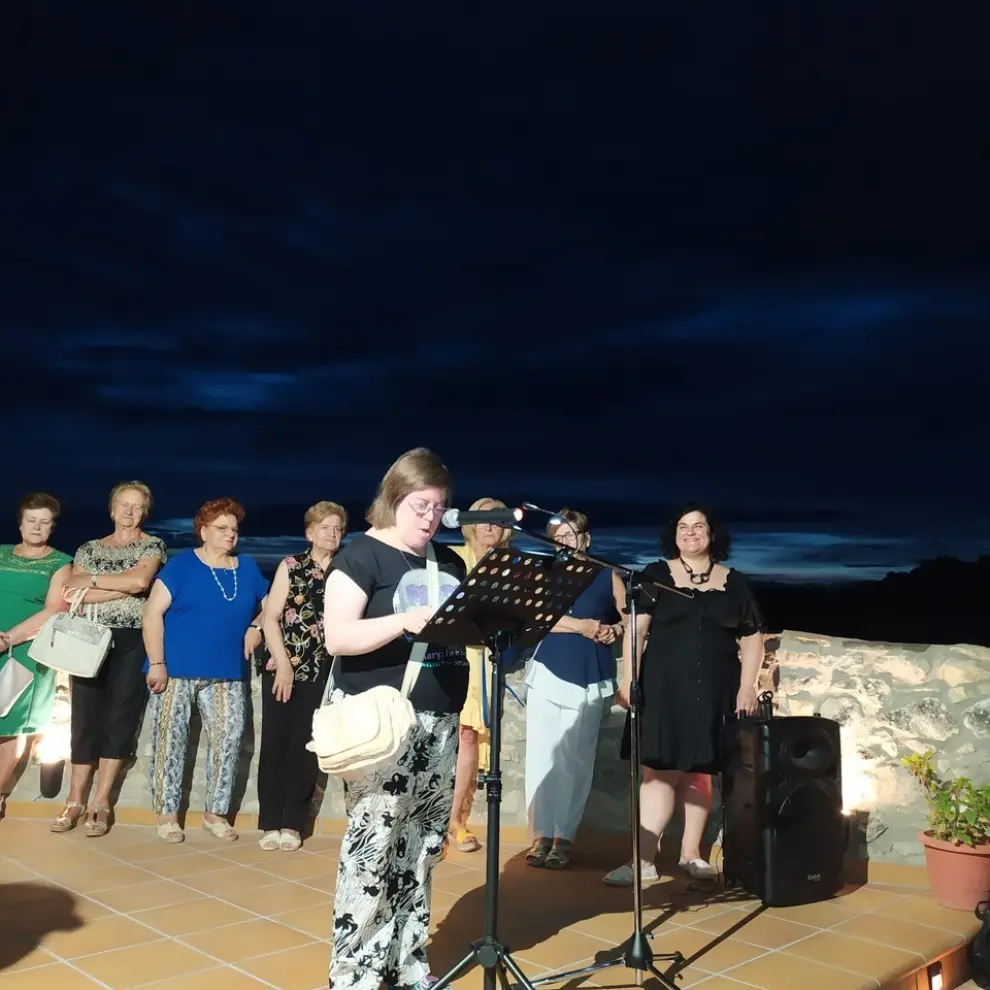 Más de cien personas participaron anoche en la ronda poética ‘Poesía al fresco’, organizada por el club de lectura Leen Chunt@s y el Ayuntamiento de Fonz y que recorrió los lugares más emblemáticos de la villa renacentista.