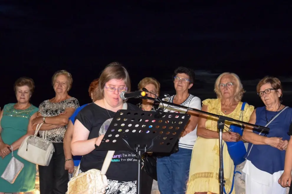 Más de cien personas participaron anoche en la ronda poética ‘Poesía al fresco’, organizada por el club de lectura Leen Chunt@s y el Ayuntamiento de Fonz y que recorrió los lugares más emblemáticos de la villa renacentista.