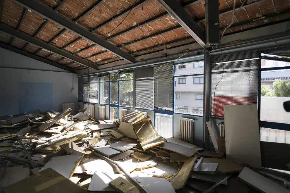 La demolición para la construcción del nuevo colegio de Educación Especial de Atades ha comenzado este lunes.