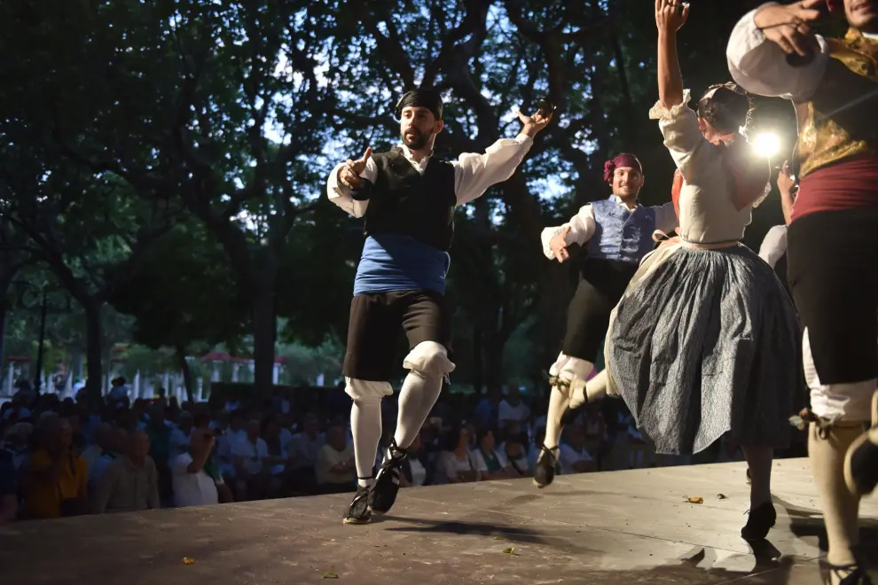 Actuación del grupo folclórico Roldán del Alto Aragón en el parque.