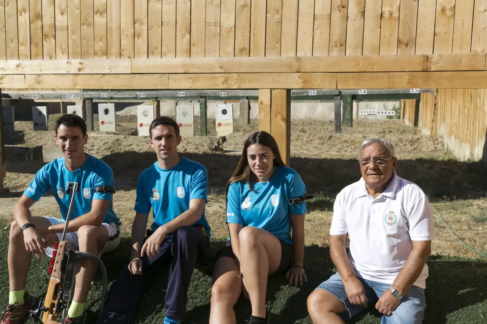 Pablo Turón, Miguel Pérez Tablado, Elena Pérez Pueyo y Ángel Giménez, en las instalaciones del Club de Tiro Zaragoza