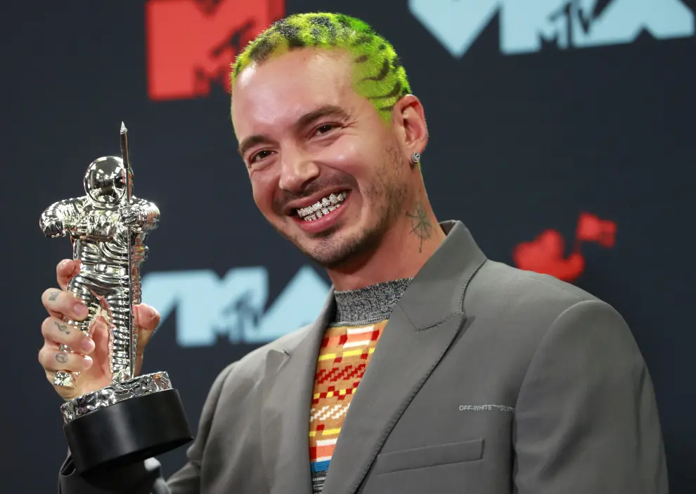 2019 MTV Video Music Awards - Photo Room - Prudential Center, Newark, New Jersey, U.S., August 26, 2019 - J Balvin poses backstage with his Best Latin award for "Con altura." REUTERS/Andrew Kelly [[[REUTERS VOCENTO]]] AWARDS-VMA/