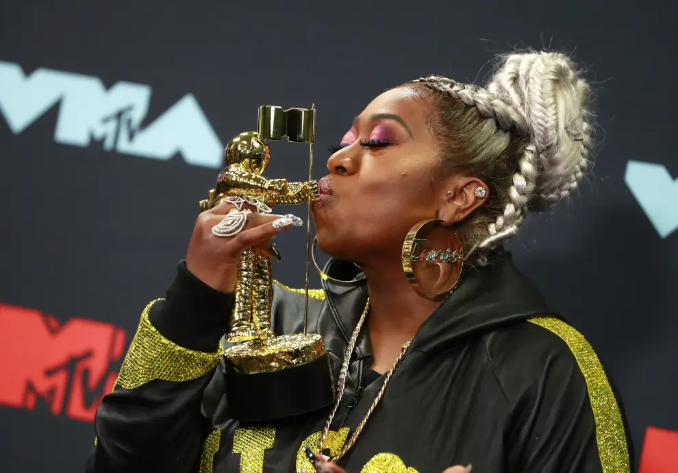 2019 MTV Video Music Awards - Photo Room - Prudential Center, Newark, New Jersey, U.S., August 26, 2019 - Missy Elliott poses backstage with her Michael Jackson Video Vanguard award. REUTERS/Andrew Kelly [[[REUTERS VOCENTO]]] AWARDS-VMA/
