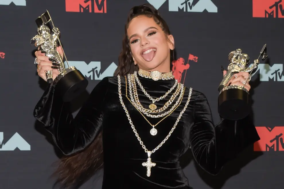 Newark (United States), 26/08/2019.- Spanish singer Rosalia poses with awards in the Press Room during the 2019 MTV Video Music Awards at the Prudential Center in Newark, New Jersey, USA, 26 August 2019. (Estados Unidos) EFE/EPA/DJ JOHNSON 2019 MTV Video Music Awards in Newark