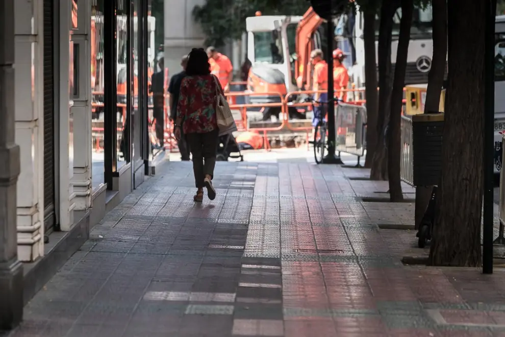 El Ayuntamiento de Zaragoza ha puesto en marcha este jueves un plan de choque para reparar las aceras de algunas zonas de la ciudad